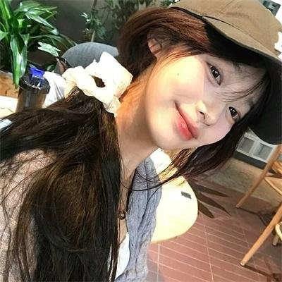 盛开的樱花林下